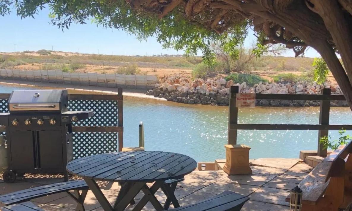 Pelican Point Waterfront Resort Formerly Carnarvon Beach Retreat Exterior photo
