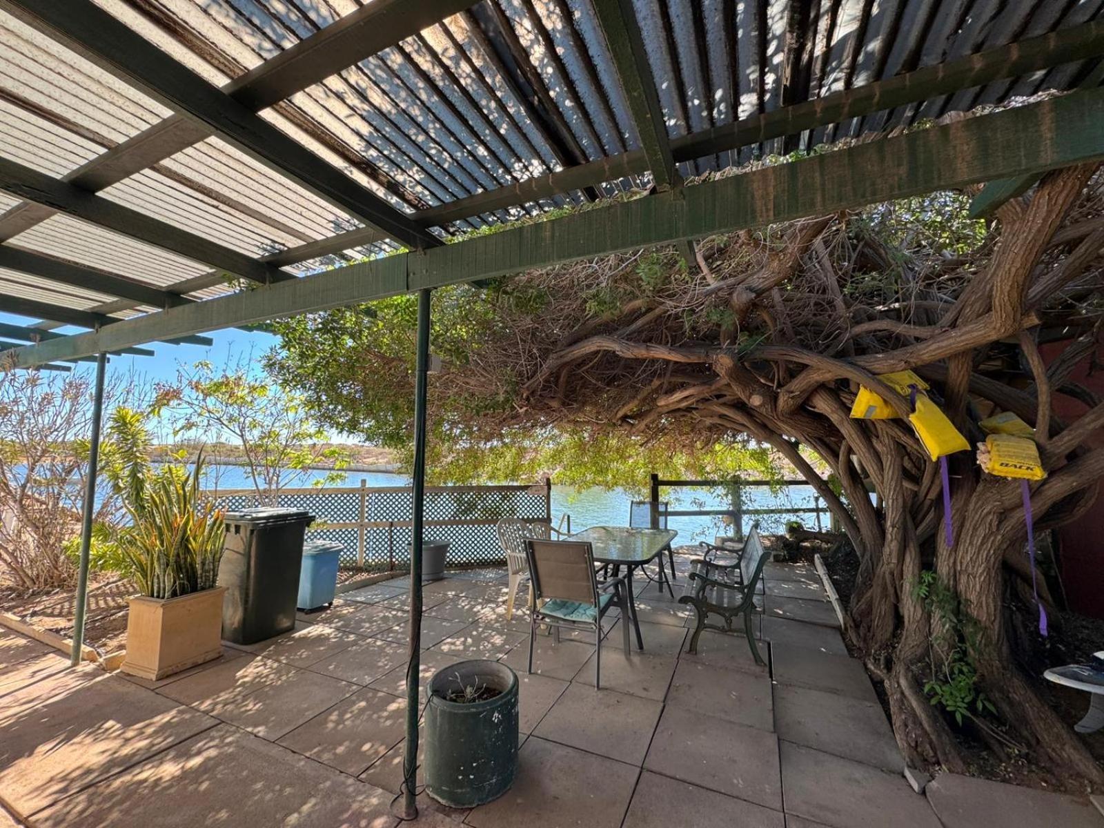 Pelican Point Waterfront Resort Formerly Carnarvon Beach Retreat Exterior photo