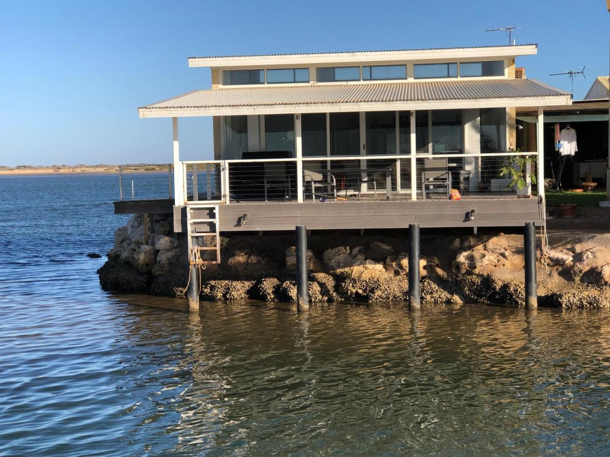 Pelican Point Waterfront Resort Formerly Carnarvon Beach Retreat Exterior photo